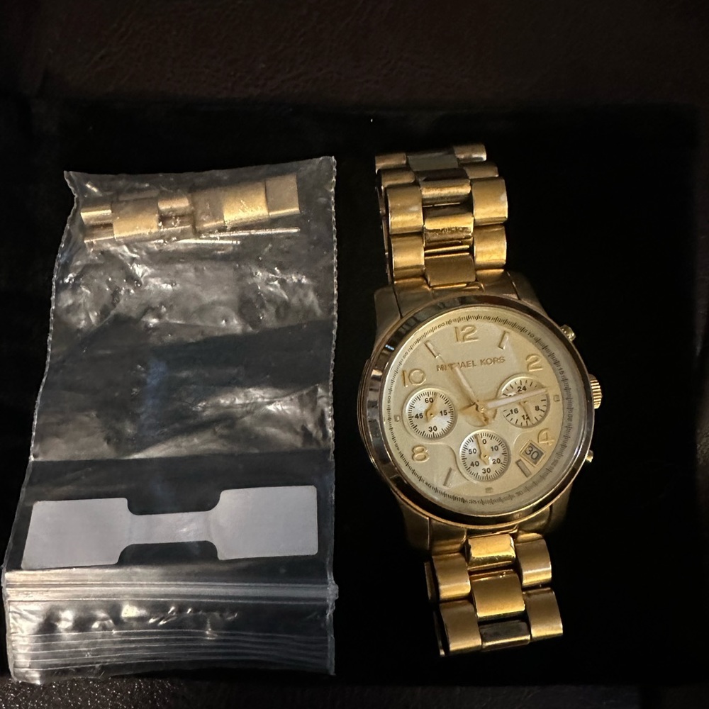 Michael Kors oversized watch - gold - loose on 5.5 inch wrist